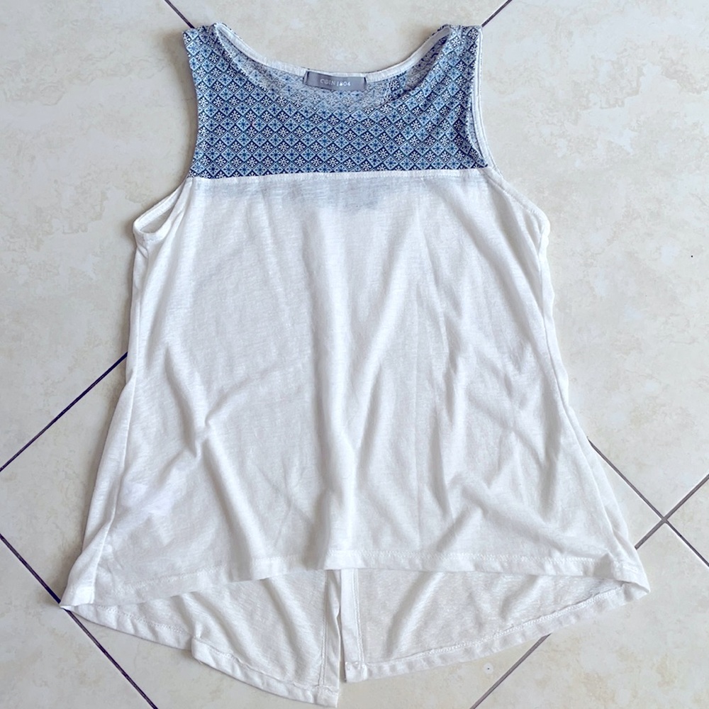 Whit shirt with blue decorations